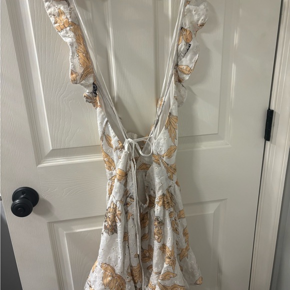 Amazing lace plunge floral romper- size small - Picture 9 of 10